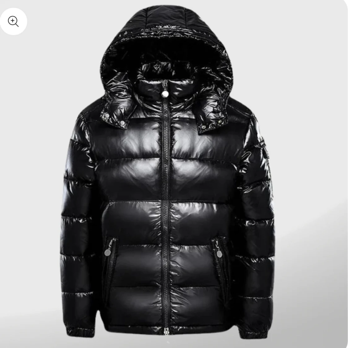 Svart pufferjacka med huva