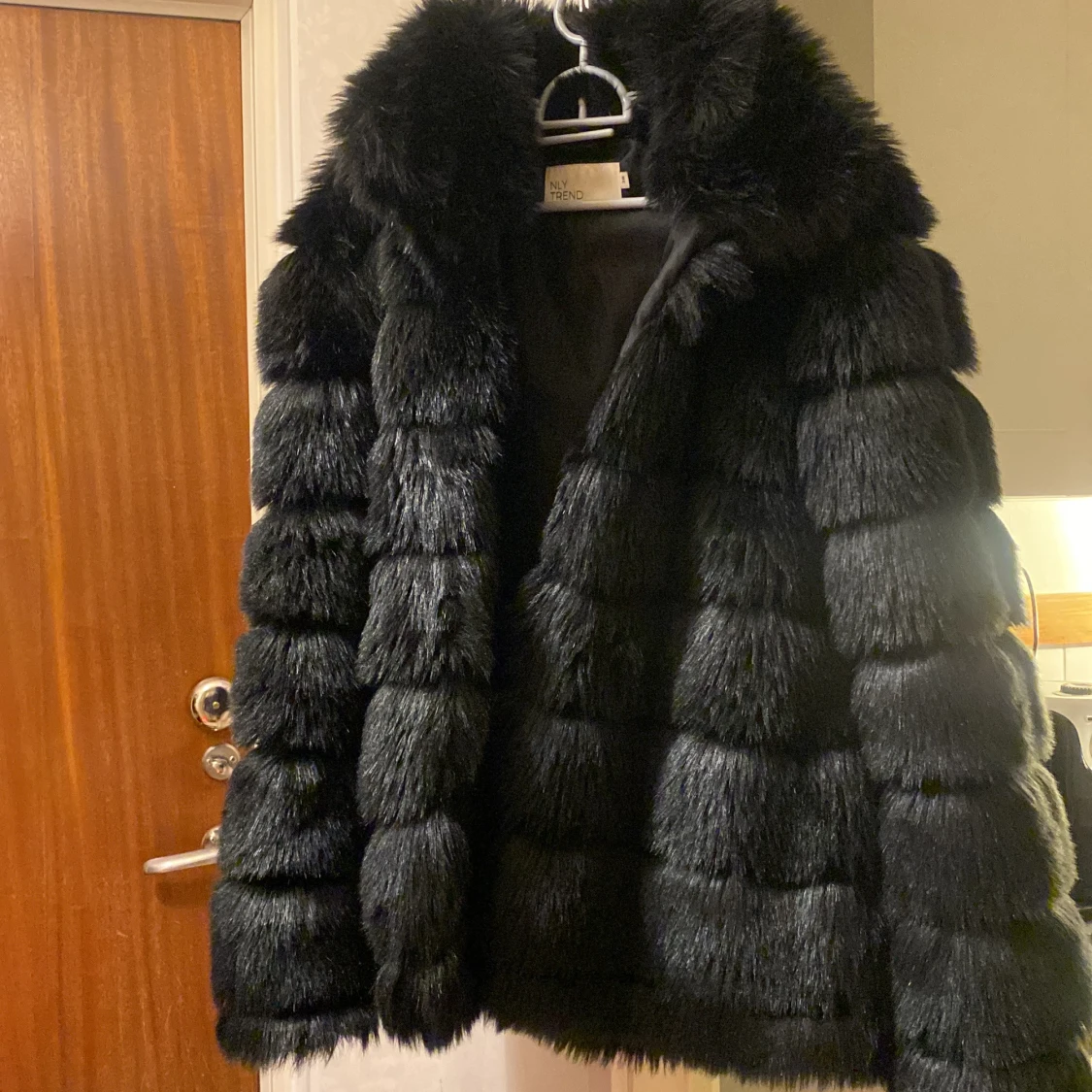 Svart pälsjacka från NLY Trend