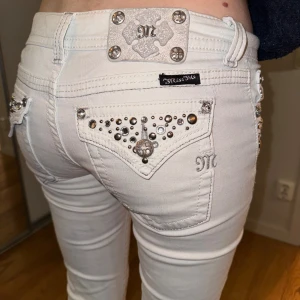 Miss me jeans - Säljer dessa jätte coola miss me jeans❤️knappen på vänster ficka har lossnat ( bild 5) Innerbenslängd: 86 cm Midjemått rakt över: ca 38 cm