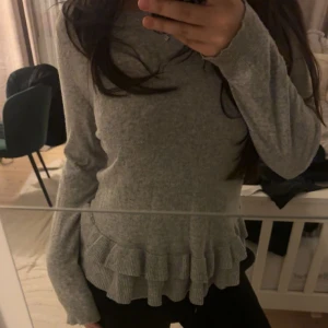 Volang tröja - Så fin och jättegullig med volanger! Storlek L men passar mer som M! Kolla gärna in mina andra publiceringar!