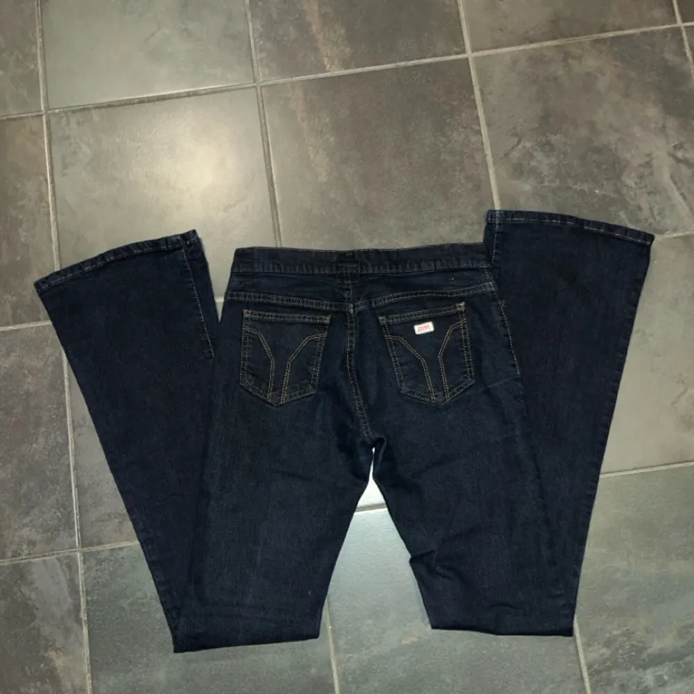 Supersnygga jeans från miss sixty, riktigt bra skick då de endast är använda en gång🫶🫶 Midjemåttet är 35 och innerbensmåttet är 122 cm. (Passar någon som är lite längre)💗💗Skulle säga att de motsvarar storlek S. Skriv provat för mer bilder!. Jeans & Byxor.