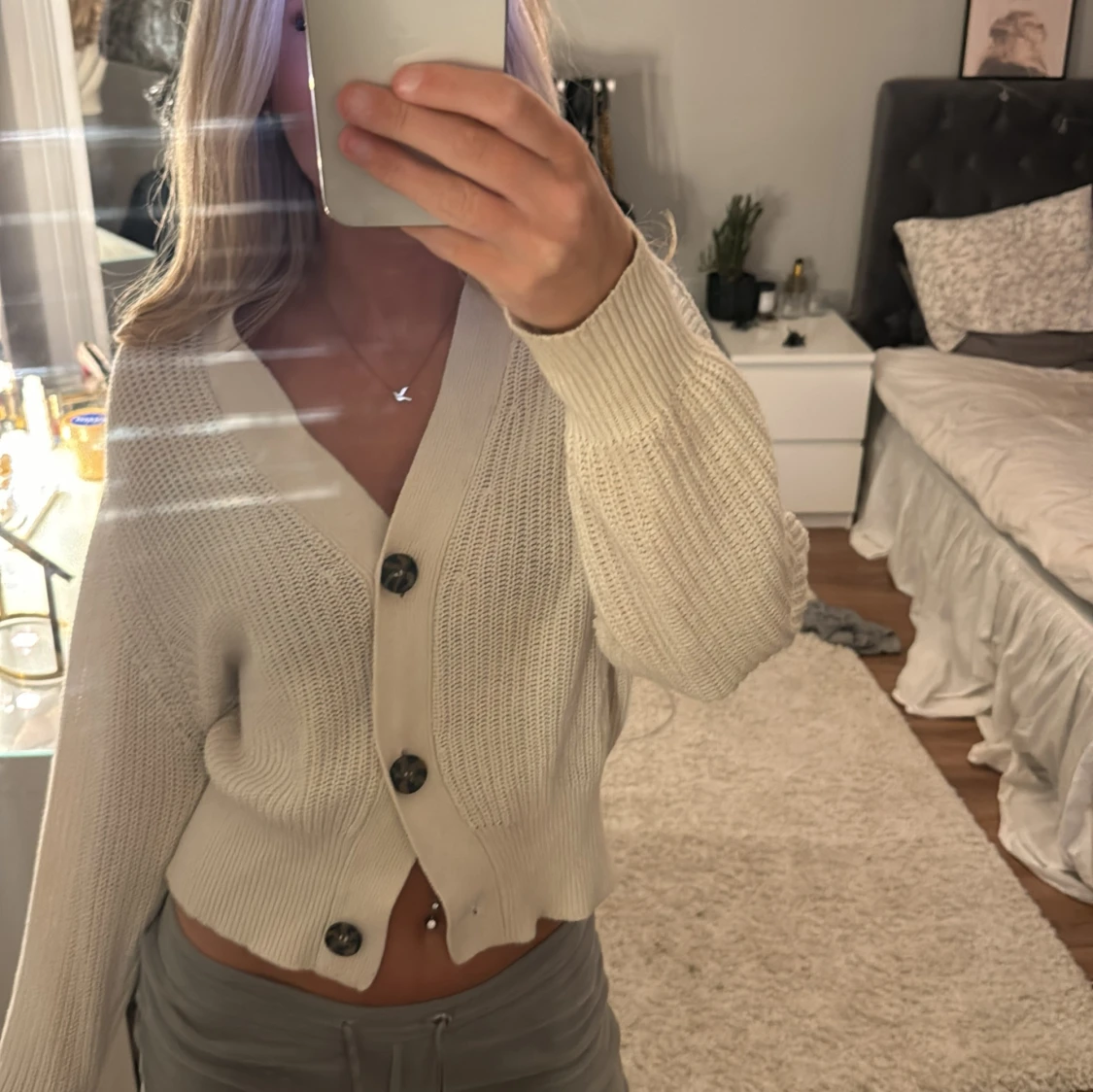 Vit stickad kofta med knappar