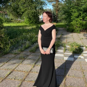 Svart balklänning - Säljer min klänning från balen 2024. Nypris: 999kr på Bubbleroom. Kan tänka mig att gå ner i pris vid snabb affär.