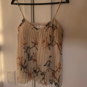 Blommig linne  - Säljer ett jättefint blommigt linne från Mango i storlek S. Har inte använt det mycket så det är i väldigt bra skick!