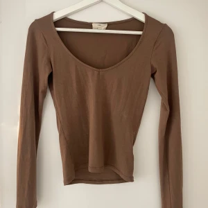 Brun långärmad topp - Brun långärmad topp från A-design. Nyskick förutom att lappen i nacken gått upp lite.🤎🍂🩷Strl Xxs.
