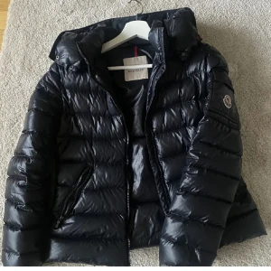 Moncler jacka - Säljer en skit snygg och varm svart jacka från Moncler. Köpt från farfetch i barnstrolek 14y. Som en S !!❣️❣️Äkta såklart