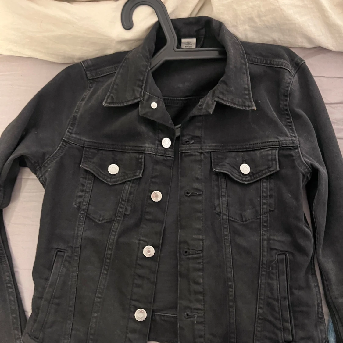 Svart och blå jeansjacka - 2