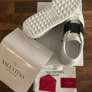 Valentino opens - Helt nya opens i stolek 43, priset är inte hugget i sten. Meddela vid funderingar 