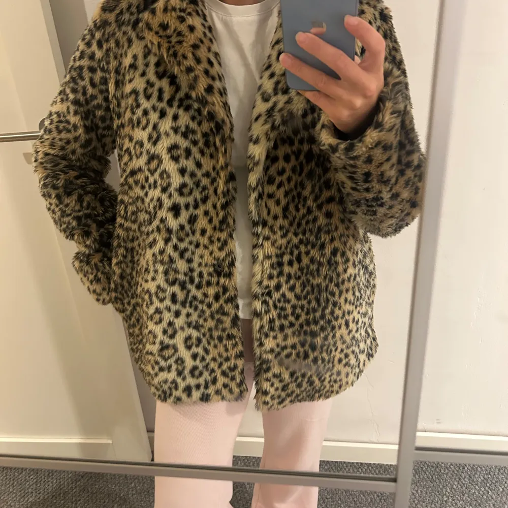 Säljer en supercool leopardmönstrad pälsjacka i storlek S. Jackan är perfekt för höst och vinter och har långa ärmar. Den är i mycket bra skick och ger en lyxig känsla med sitt mjuka material.. Jackor.