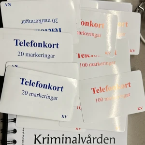 Kriminalvarden telefonkorts - Bilden visar flera telefonkort med olika antal markeringar, både 20 och 100. De är märkta med 'Kriminalvården'.