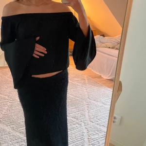 Svart offshoulder-topp - Svart off shoulder-topp i nyskick. Endast testad & utan fläckar & skador.☀️