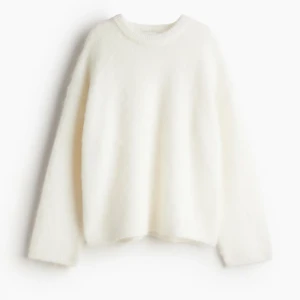 Vit stickad tröja - Supermysig vit tröja i fluffigt material, perfekt för vintern. Helt slutsåld på hemsidan, helt ny med prislapp kvar💗Hm mohair