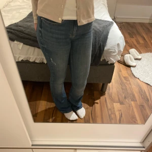 Bootcut jeans - Säljer dessa blåa bootcut jeans från Veromoda, de är midwaist och i storlek S💓Inte mycket använda och i bra skick, pris kan diskuteras💞💞