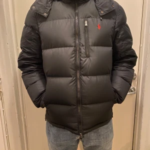 Ralph Lauren svart dunjacka  - I mycket bra skick, använd ett fåtal gånger! Bara att höra av dig vid frågor! Nypris 5795. 
