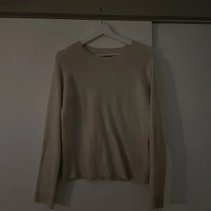 Beige stickad  - En beige stickad tröja från Vero Moda. Använd rätt mycket därav små nopprig!