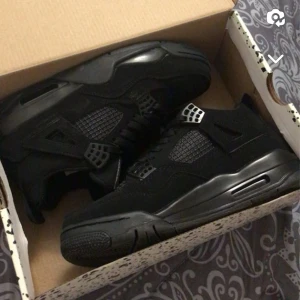 Jordan 4 black cats - Säljer dessa helt nya oanvända jordans 4 som kommer i topp skick (10/10). De är helt nya och oanvända och kommer med original boxen. Om ni har frågor tveka inte höra av er