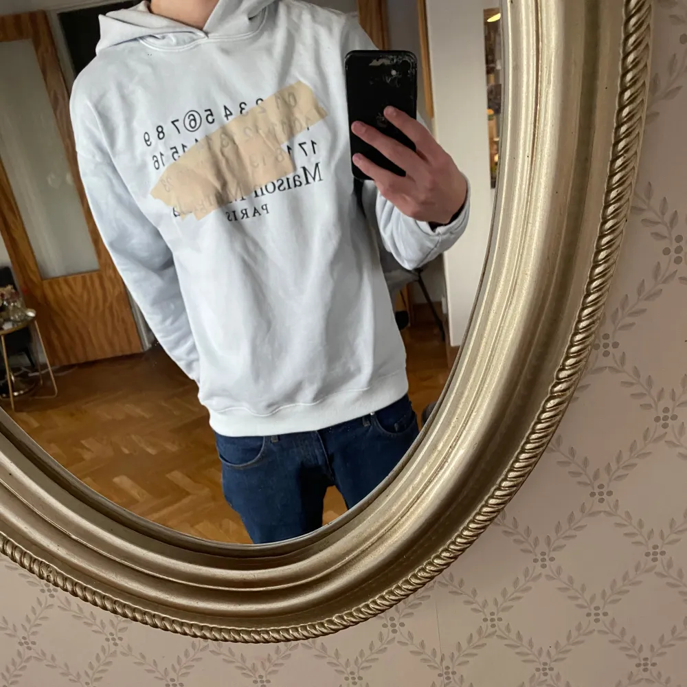 Skit snygg maison margiela hoodie som inte kommer till användning | nypris ca 6000kr | skick 10/10 använd en gång | Kom dm vid fler frågor och funderingar🤝. Hoodies.