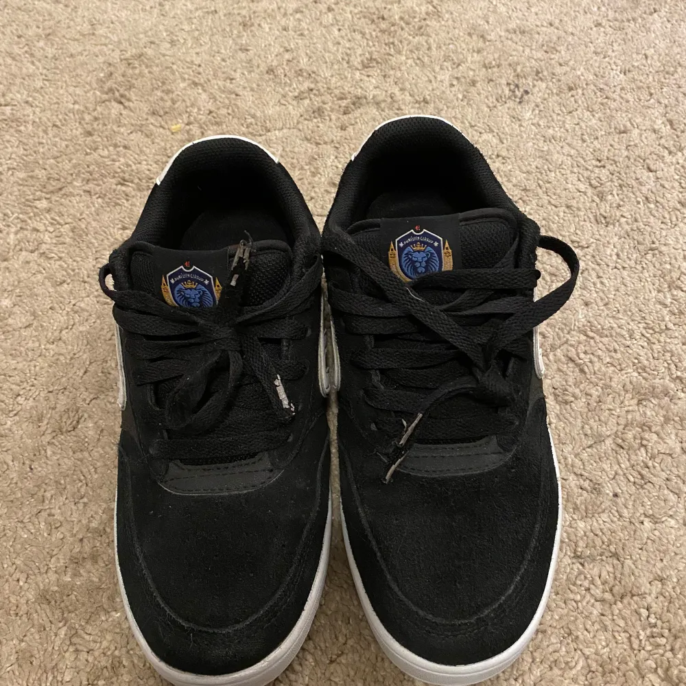 Säljer ett par svarta sneakers från Etnies i bra skick. Skorna är lite chunky medans dom är gjorda i mocka och är sparsamt använda. Perfekta för skating och ger en skön streetkänsla. Skosnörerna är lite dåligt skick men det går alltid bra att byta, resten är nära jätte bra skick👍. Kengät.
