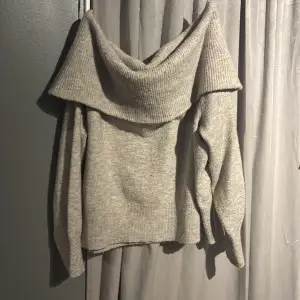 Grå/beige stickad off shoulder tröja ifrån Hm. Super fin och skön nu till hösten och vintern! I strl M