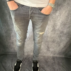 DONDUP GEORGE JEANS  - // Dondup George jeans | storlek w32, benlängd: 102cm, midjemått: 41cm | Nypris runt 4000 | Kontakta för fler frågor eller funderingar // Deluxecloset 