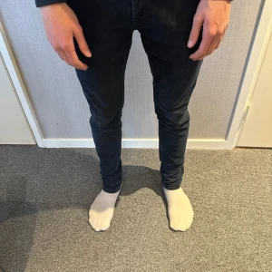 Dondup jeans - Dondup jeans | Skick 8/10 | :Str 31 | Passform skinny fit | Modellen är 185cm och väger 70Kg | Nypris 3500 | Skriv vid funderingar! 