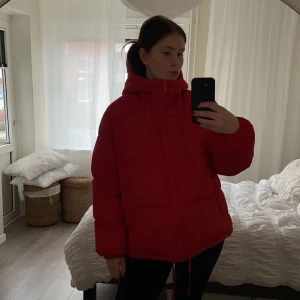 Röd pufferjacka - Säljer min röda pufferjacka från hm i mycket bra skick. 
