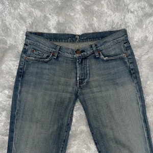 7 for all mankind jeans  - Säljer ett par snygga lågmidjade jeans i bra skick för dom kommer inte till användning. Lågmidjade och bootcut modell i storlek 27💗pris kan diskuteras 