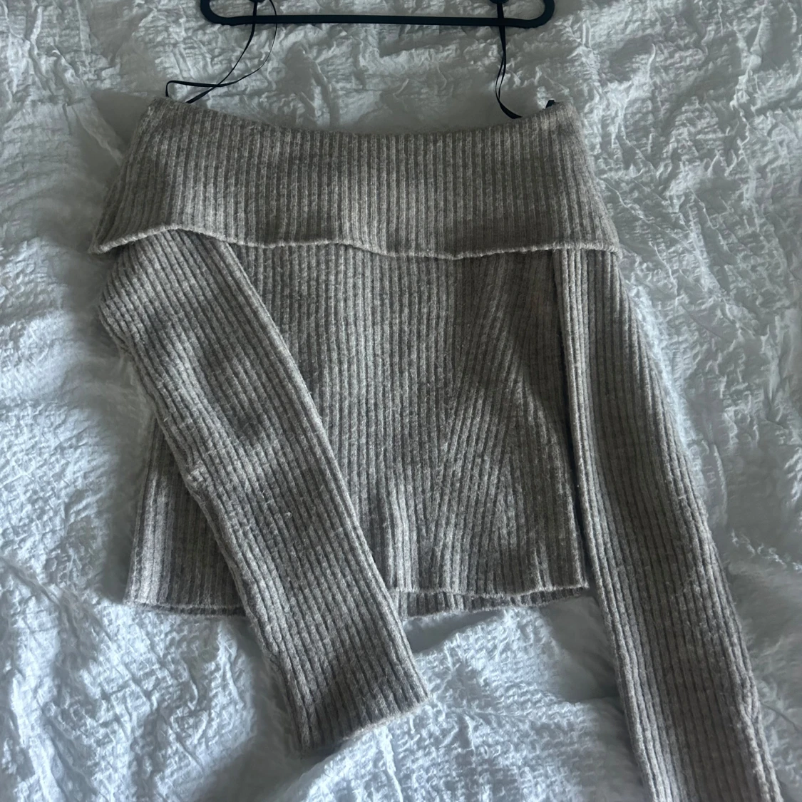 Beige offshoulder tröja - 91