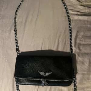 Zadig väska - Säljer denna jättefina Zadig väskan, den är köpt i Spanien på en marknad så det är förmodligen inte äkta. Jätte fint skick och ser ut som en äkta. Säljer pga att den inte kommer till användning. En äkta kostar runt 4000 så därför priset.❤️Pris kan alltid diskuteras💗