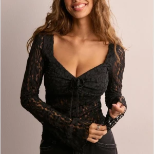 Svart spetsblus (Romantic Lace Top) - Säljer denna eleganta spetsblusen med långa ärmar och knytning framtill. Blusen har en v-ringad design och är i mycket bra skick, använd en gång. Passar bra till både jeans, kostymbyxor eller kjol för en stilren look!🤍Köptes för 349kr, säljes för 249kr. (3 bilder är lånade från Nelly.com)