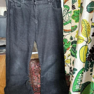 Svarta jeansbyxor från Amalia - Säljer ett par svarta jeansbyxor från Amalia i storlek M. Byxorna har en klassisk femficksdesign och är i mycket bra skick. De har en rak passform och är perfekta för både vardag och fest. Passar till alla säsonger och kan enkelt matchas med olika toppar och skor.