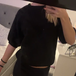 Svart tröja med trekvartsärm - Säljer en enkel och stilren svart stickad tröja med trekvartsärm. Perfekt för både vardag och lite finare tillfällen. Tröjan har en bekväm passform och är lätt att matcha med olika outfits. Ett måste i garderoben!