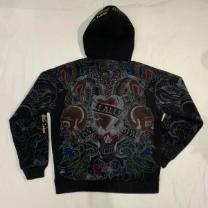 Cool svart hoodie  - Jätte bra kvalitet det är en rip off ed hardy men aja aldrig änvand det är riktigt varmt bra för vintern!💕🙏