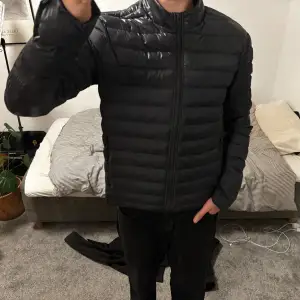 J.Lindeberg rick lightweight jacket. Det står storlek L passar dig med storlek M. Jag är 185cm så ni kan se hur den sitter på sista  bilden. Om ni har frågor är det bara att kontakta mig.