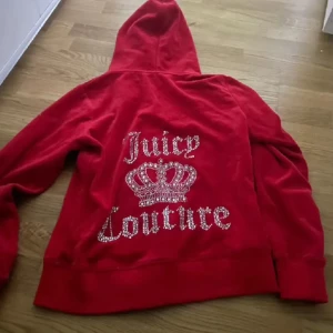 Röd hoodie från Juicy Couture - använder inte längre sà väljer o sälja, bra skickés de e bara och skriva om man har nàn frága ! de stär att de ar L men den e mer som en s/m😛💋