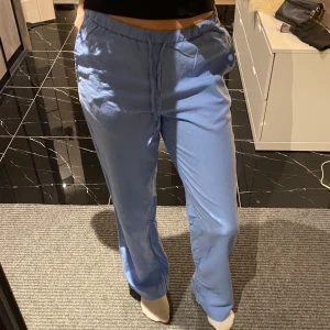 Ljusblå linnebyxor - De mest perfekta linnebyxorna! Sitter så fint och inte alls genomskinliga. Aldrig använda så i fint skick. 