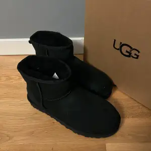 Säljer ett par svarta UGG boots i mycket bra skick och använda någon gång. De är köpta på en utförsäljning för ca 4 månader sen. Perfekta för höst och vinter! 🖤