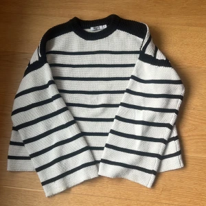 Randig stickad tröja från NA-KD - Säljer en superfin randig tröja från NA-KD i storlek S. Den är stickad och har ett klassiskt svartvitt mönster med långa ärmar. Perfekt för både höst och vår när du vill vara både stilren och bekväm. Tröjan är i mycket bra skick och redo för nya äventyr! Nypris 499kr 