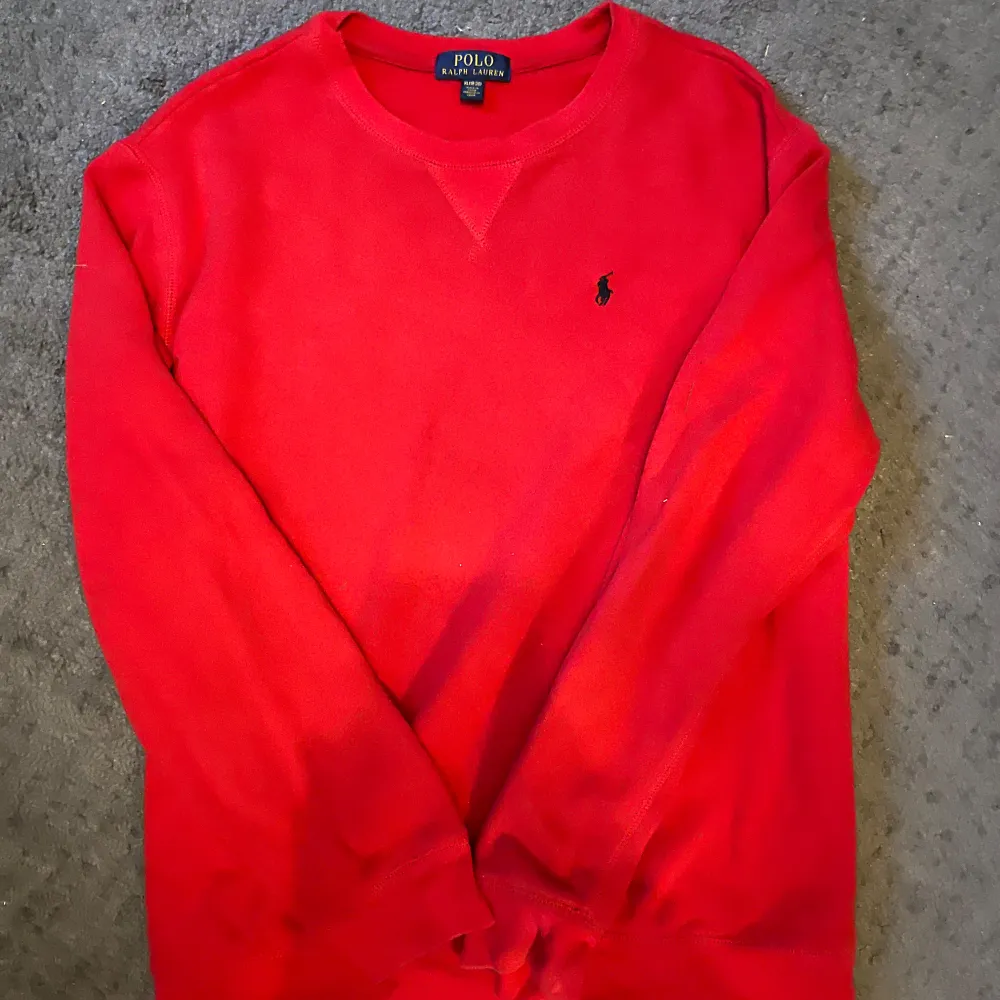 Säljer en otroligt snygg Ralph lauren sweatshirt. Köpte den i Los angeles för drygt 2300kr, men säljer den nu för endast 349kr. Först till kvarn! . Hoodies.