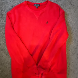 Ralph lauren sweatshirt - Säljer en otroligt snygg Ralph lauren sweatshirt. Köpte den i Los angeles för drygt 2300kr, men säljer den nu för endast 349kr. Först till kvarn! 