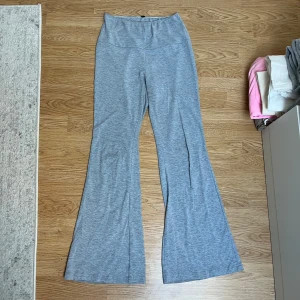 Grå vida byxor - Säljer ett par grå byxor i mjukt material med hög midja och vida ben. Perfekta för en avslappnad stil eller en dag på stan. De är superbekväma och passar till det mesta. 🩶