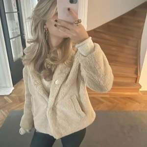 Beige teddyjacka - Så mysig och söt teddyjacka från zara som är perfekt för kalla dagar. Jackan är jättemjuk med en väldigt bekväm passform. De första 2 bilderna är lånade från Filippa Montan’s Pinterest. Hör av dig för fler bilder🌟