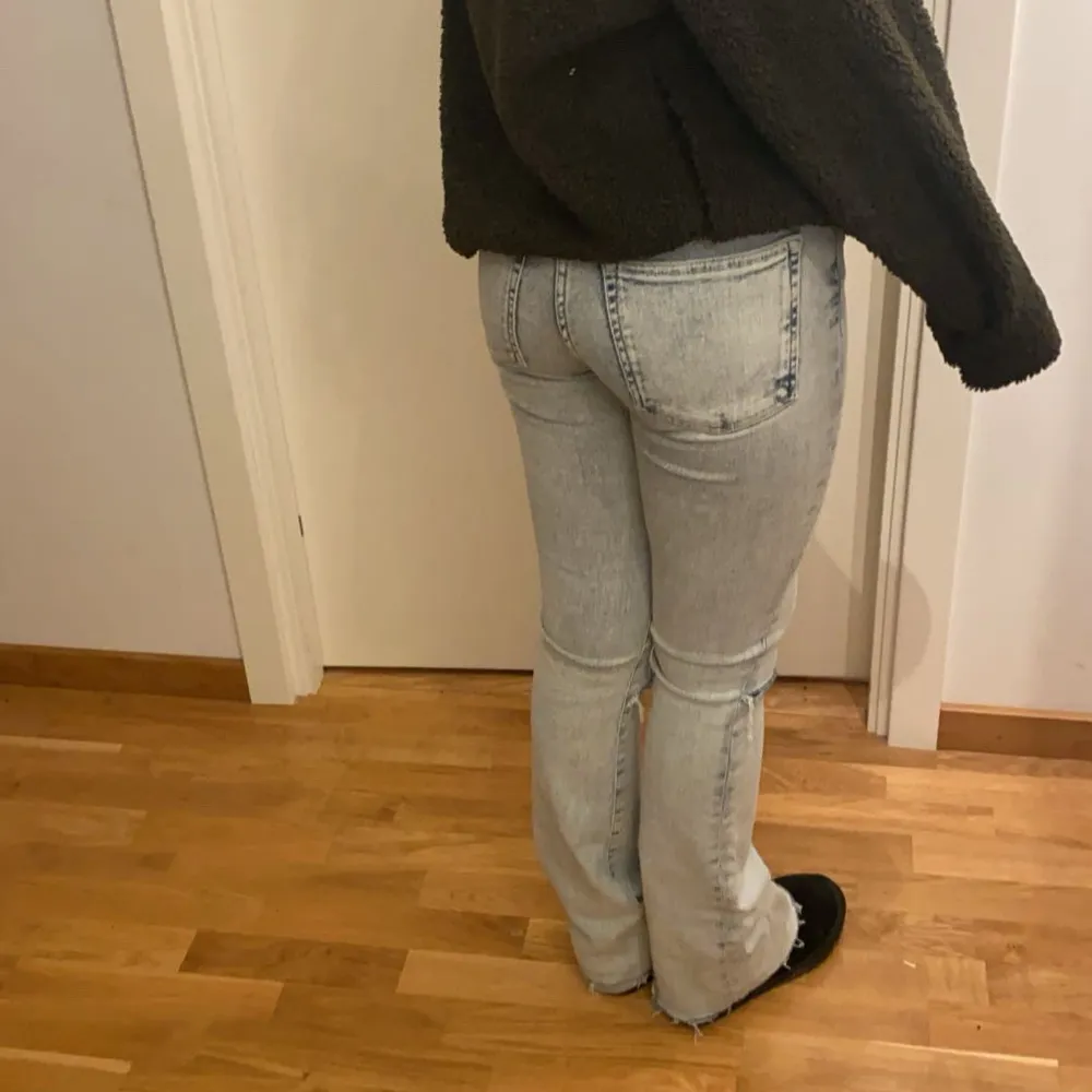 Säljer ett par ljusblå bootcut jeans i bra skick. De är högmidjade och har en snygg, tight passform upptill som övergår i en bootcut-stil. Perfekta för både vardag och fest! 🦋. Jeans & Byxor.