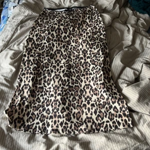 Leopardmönstrad kjol från Gina Tricot - Säljer en superfin leopardmönstrad kjol från Gina Tricot i storlek M. Kjolen är i ett mjukt och könt tyg. Den är ändast använd 1 gång och säljer då jag inte använder den ord pris 360kr
