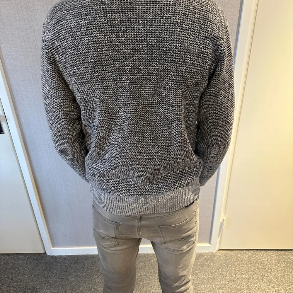 Säljer denna cardigan som är perfekt på hösten/vintern. Helt ny aldrig använd. Den är i str S. Modellen är 185 och väger 70kg. Skriv vid funderingar!. Jackor.