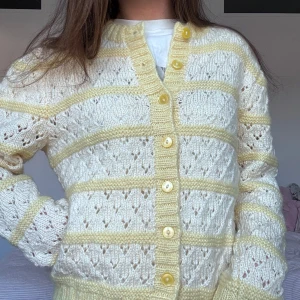 Kofta! - Så snygg kofta i gul och vit!