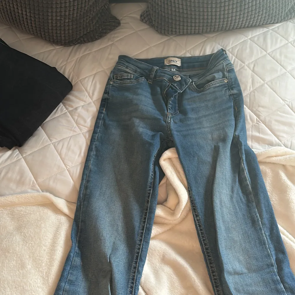 Säljer ett par snygga blå bootcut jeans från ONLY. De är low waist och är i storleken xs/32. Men är precis för korta för mig som är omkring 172 cm. Använda men fortfarande i väldigt bra skick och jag ser inte några defekter. . Farkut & Housut.