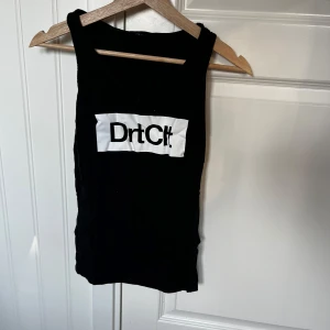 Svart linnetopp från DrtClt - Säljer en svart linnetopp från Dirtcült i storlek S. Toppen är ärmlös och har en vit logga framtill. Tröjan är oanvänd och har bara legat och tagit plats tyvärr. Den går att få med till någon av de andra plaggen jag säljer (gratis dvs)!😅Tröjan upplevs som en thight S/ lite mer lös xs  Varan finns i Enköping och jag har möjlighet att mötas upp alternativt posta emot frakt!💞 Vid intresse kan flera detaljerade bilder skickas/ bilder med tröjan på! Jag tvättar alla plaggen innan de säljs/skickas ivä