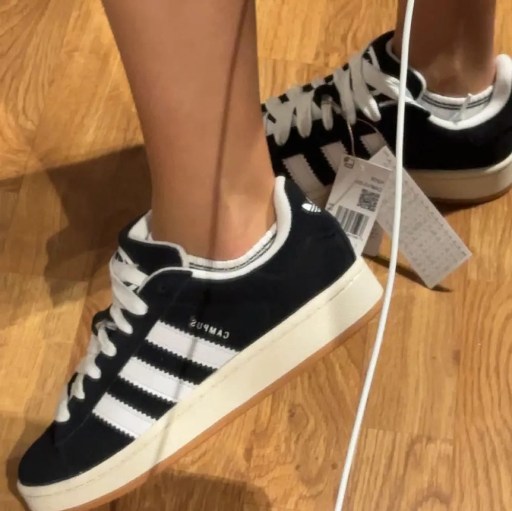 Snygga och klassiska svarta sneakers från Adidas värda 1349kr. De är använda Max 2-3 gånger och är supersköna. Skorna är i nytt skick och passar till det mesta. Pris kan diskuteras vid snabb affär❤️ OBS ( prislappen finns ej kvar på skorna ). Skor.