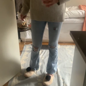 Ljusa jeans med slitningar - Säljer ett par ljusa jeans med hål i, liknar free people jeansen lite!  (Jag har gjort hålen själv!!!) De är midwaist💕💕